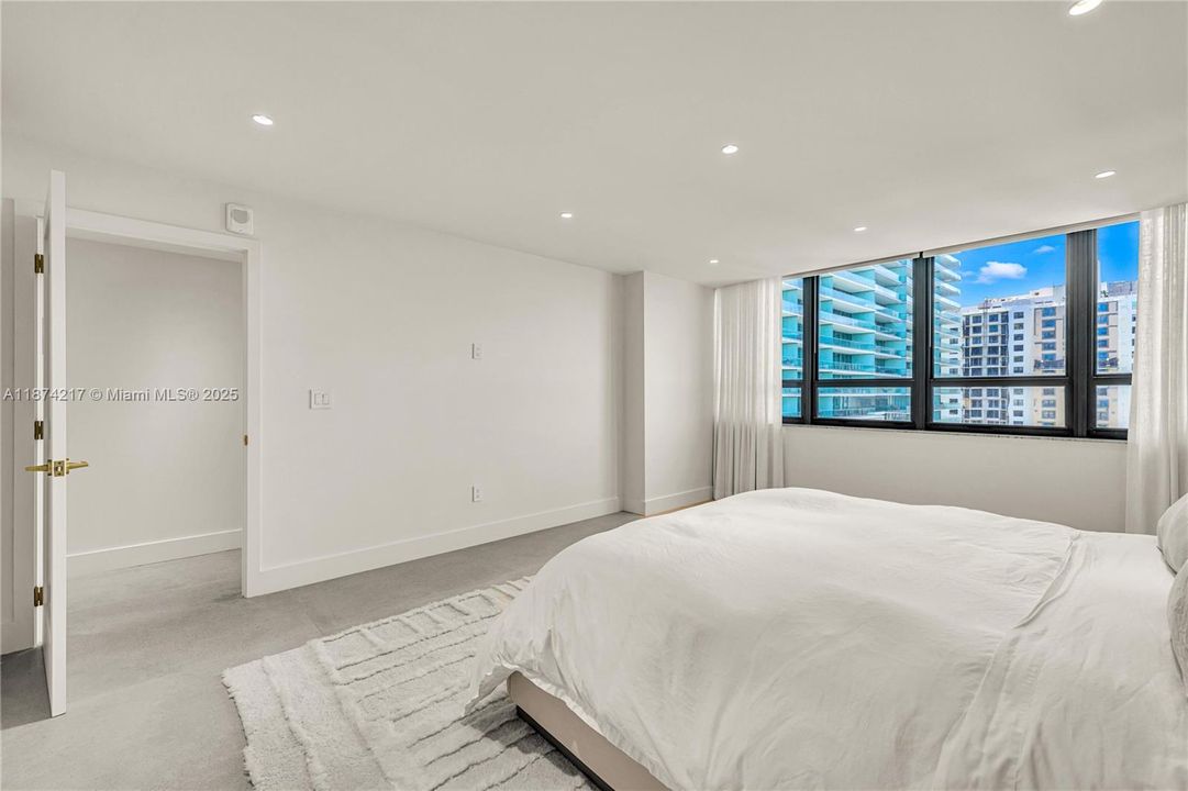 Activo con contrato: $11,950 (3 camas, 2 baños, 1735 Pies cuadrados)