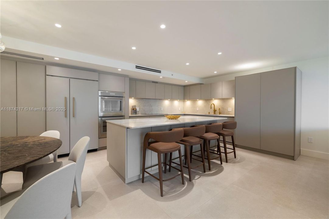 Activo con contrato: $11,950 (3 camas, 2 baños, 1735 Pies cuadrados)