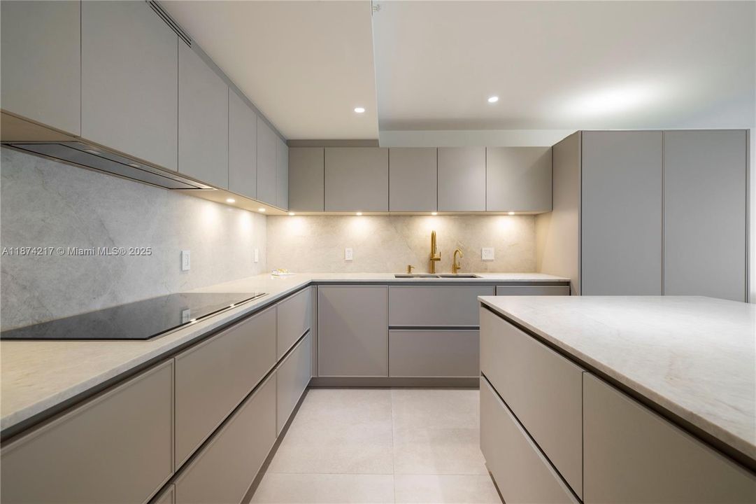 Activo con contrato: $11,950 (3 camas, 2 baños, 1735 Pies cuadrados)