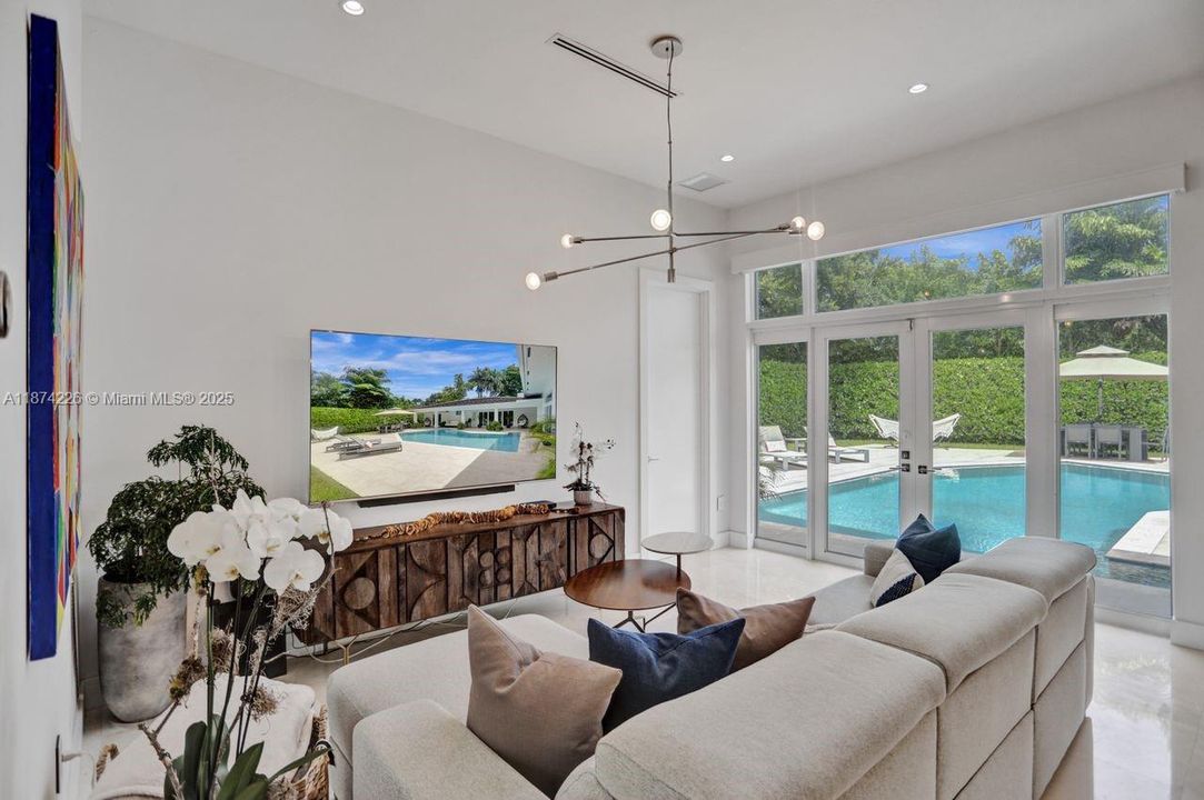 合同活跃: $13,900 (4 贝兹, 3 浴室, 2834 平方英尺)