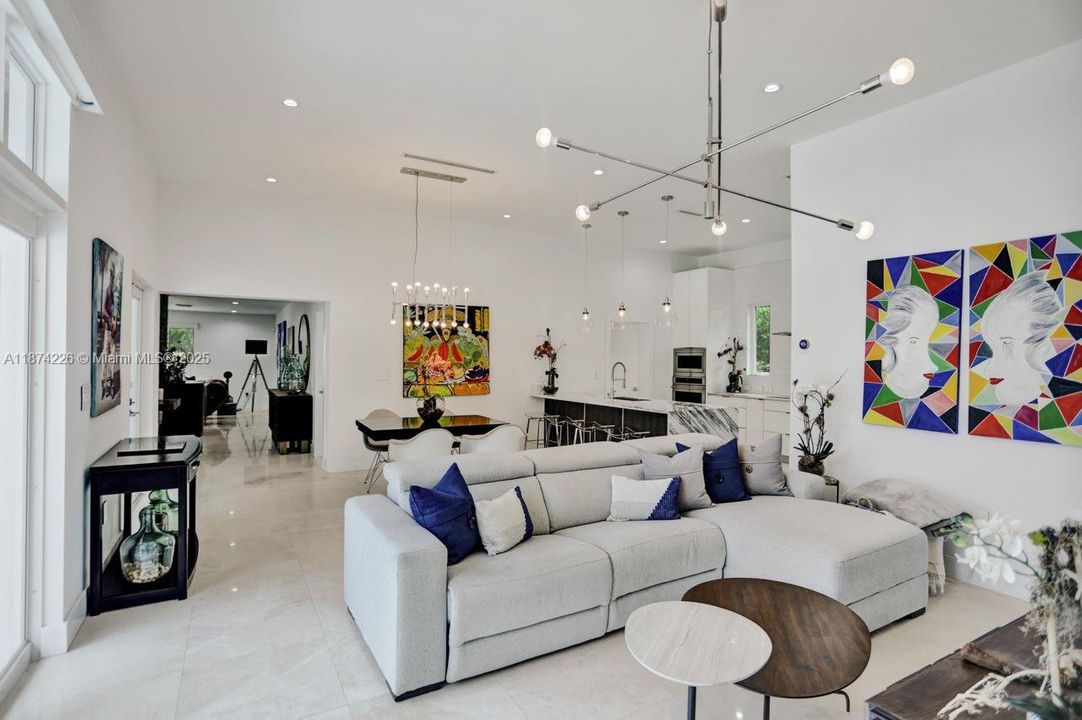 合同活跃: $13,900 (4 贝兹, 3 浴室, 2834 平方英尺)