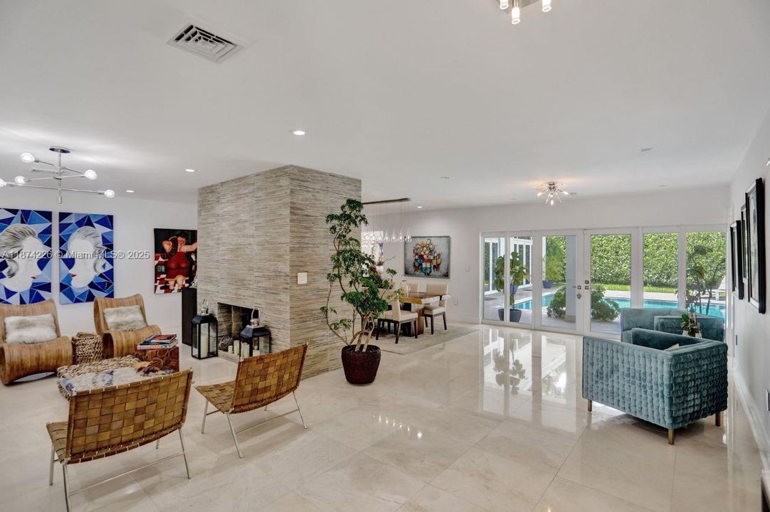 合同活跃: $13,900 (4 贝兹, 3 浴室, 2834 平方英尺)