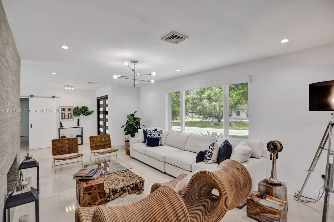 合同活跃: $13,900 (4 贝兹, 3 浴室, 2834 平方英尺)