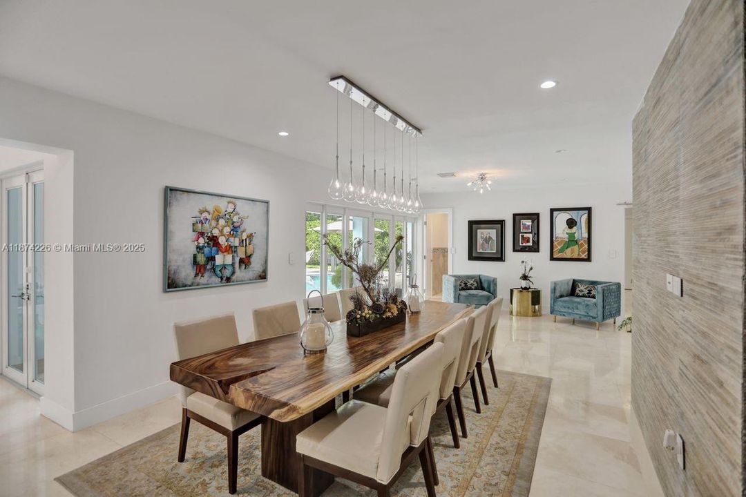 合同活跃: $13,900 (4 贝兹, 3 浴室, 2834 平方英尺)