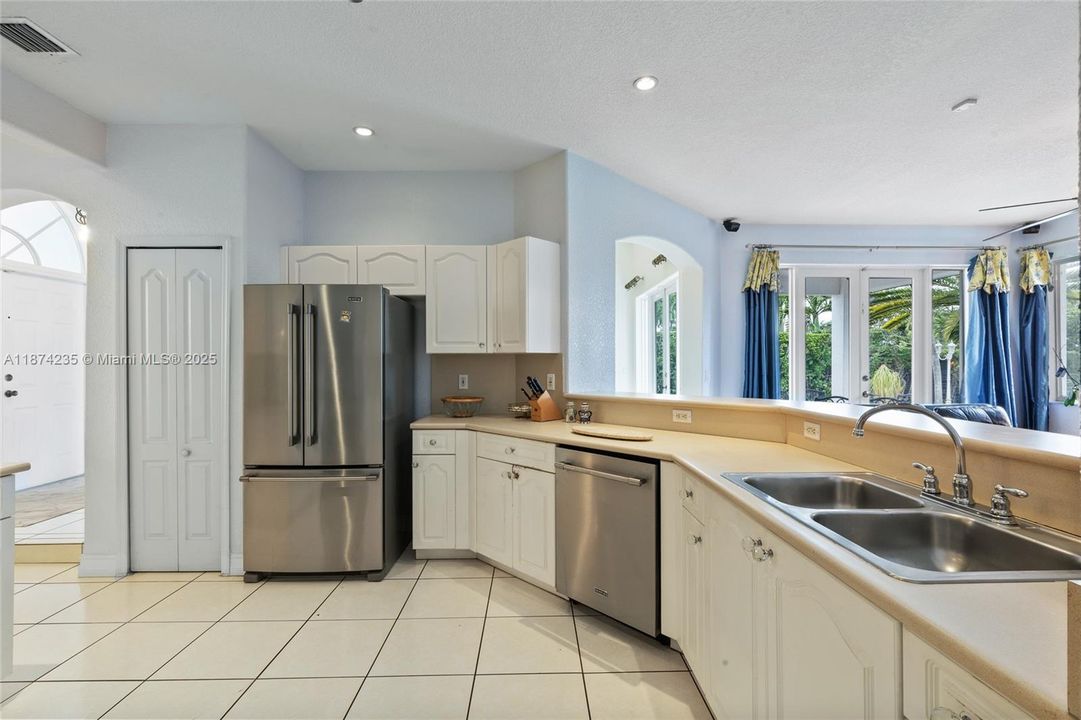 待售: $999,999 (4 贝兹, 2 浴室, 2131 平方英尺)