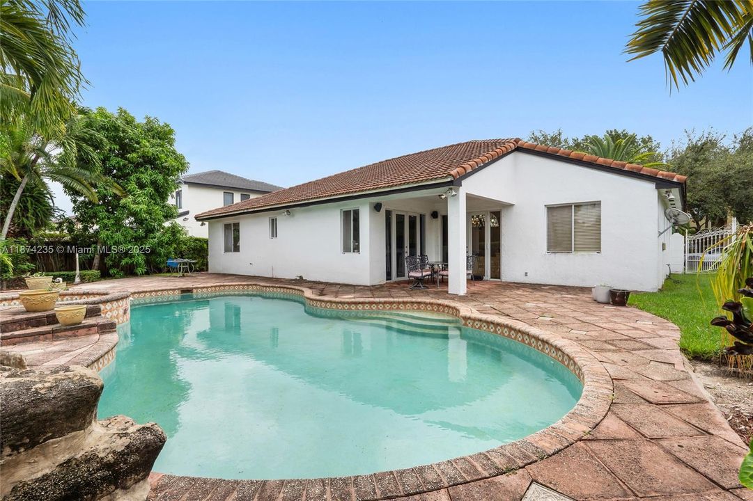 待售: $999,999 (4 贝兹, 2 浴室, 2131 平方英尺)