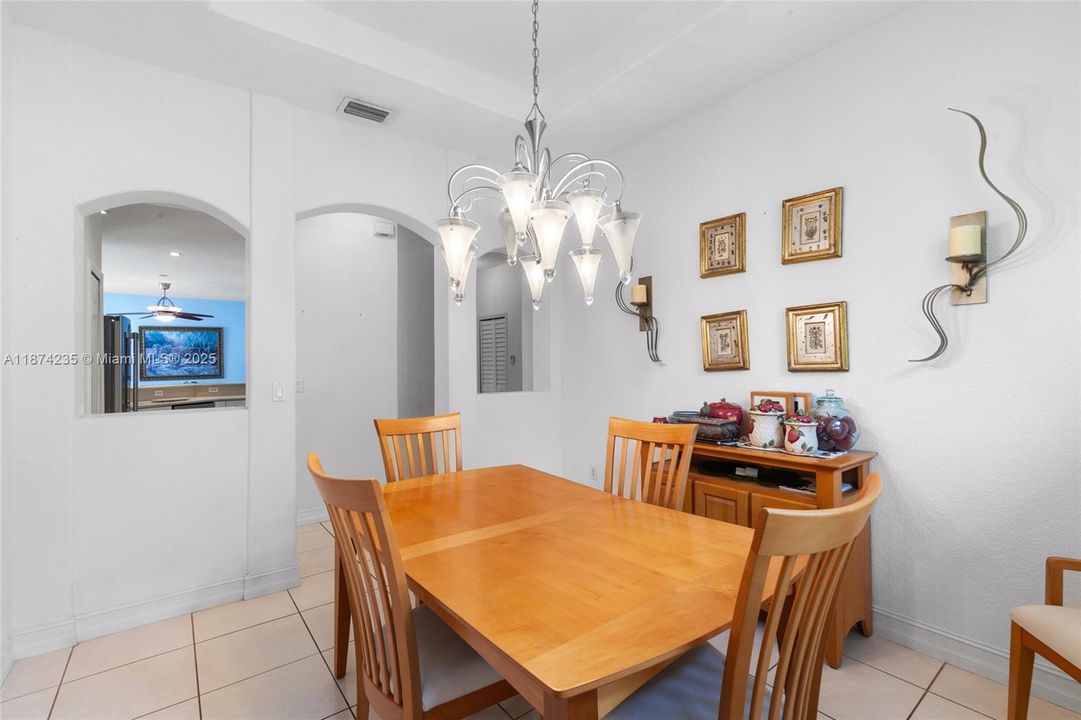 待售: $999,999 (4 贝兹, 2 浴室, 2131 平方英尺)