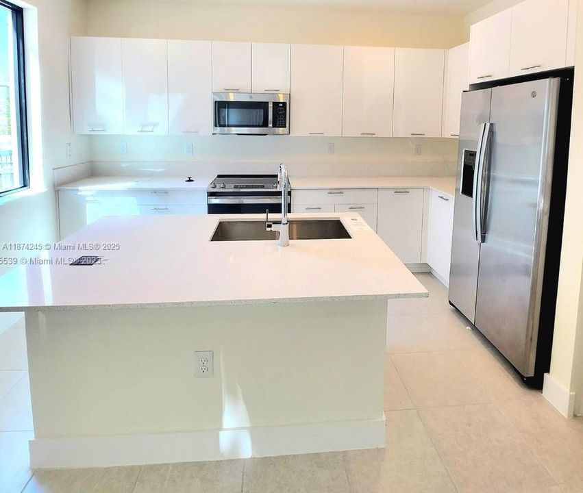 Под контрактом: $4,350 (3 спален, 2 ванн, 2070 Квадратных фут)