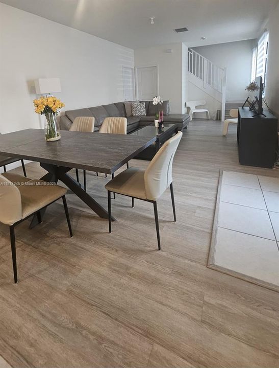 Под контрактом: $4,350 (3 спален, 2 ванн, 2070 Квадратных фут)