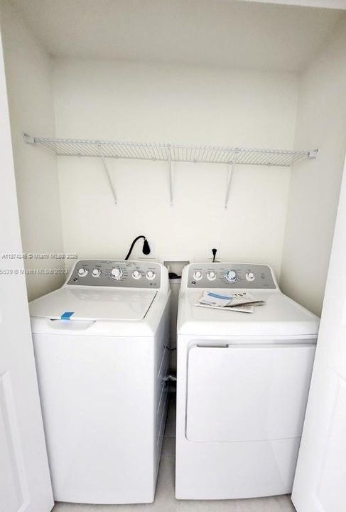 Под контрактом: $4,350 (3 спален, 2 ванн, 2070 Квадратных фут)