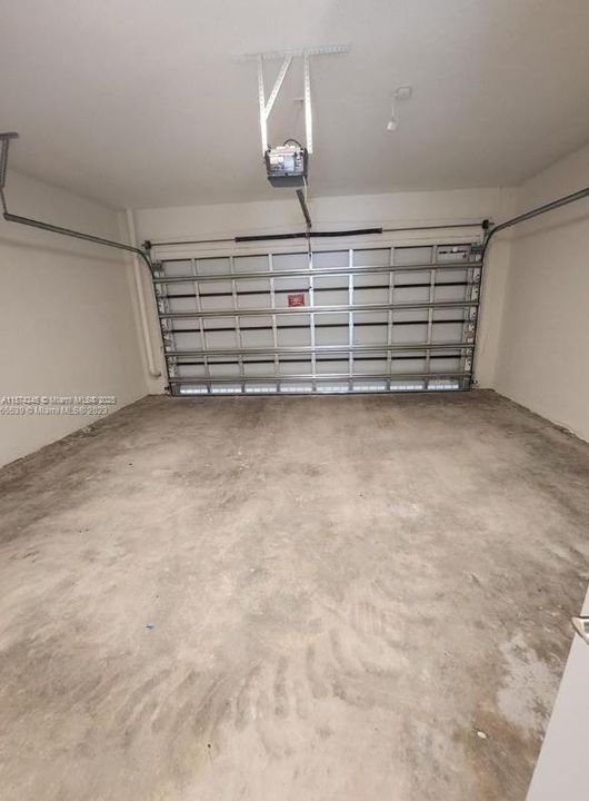 Под контрактом: $4,350 (3 спален, 2 ванн, 2070 Квадратных фут)