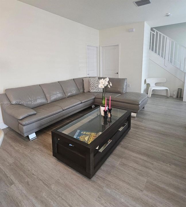 Под контрактом: $4,350 (3 спален, 2 ванн, 2070 Квадратных фут)