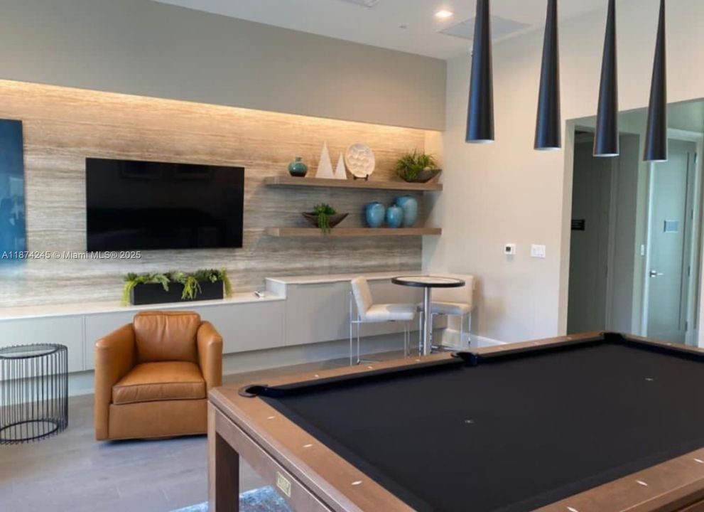 Под контрактом: $4,350 (3 спален, 2 ванн, 2070 Квадратных фут)