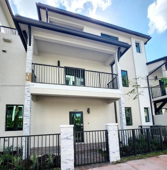 Под контрактом: $4,350 (3 спален, 2 ванн, 2070 Квадратных фут)