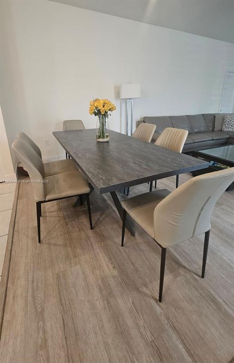 Под контрактом: $4,350 (3 спален, 2 ванн, 2070 Квадратных фут)