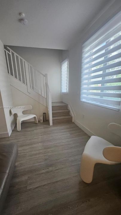 Под контрактом: $4,350 (3 спален, 2 ванн, 2070 Квадратных фут)