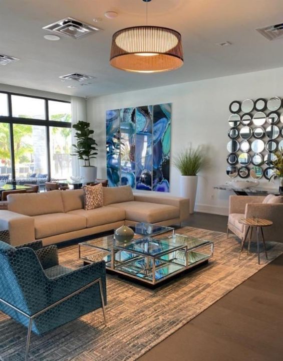 Под контрактом: $4,350 (3 спален, 2 ванн, 2070 Квадратных фут)