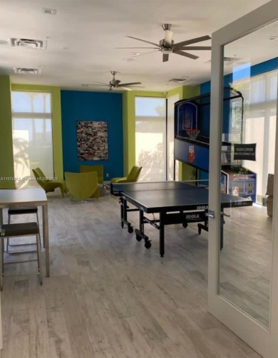 Под контрактом: $4,350 (3 спален, 2 ванн, 2070 Квадратных фут)