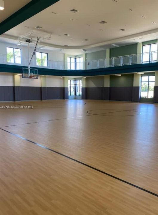 Под контрактом: $4,350 (3 спален, 2 ванн, 2070 Квадратных фут)