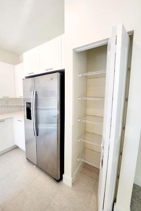 Под контрактом: $4,350 (3 спален, 2 ванн, 2070 Квадратных фут)