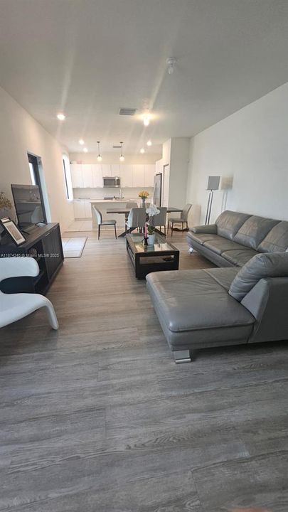 Под контрактом: $4,350 (3 спален, 2 ванн, 2070 Квадратных фут)