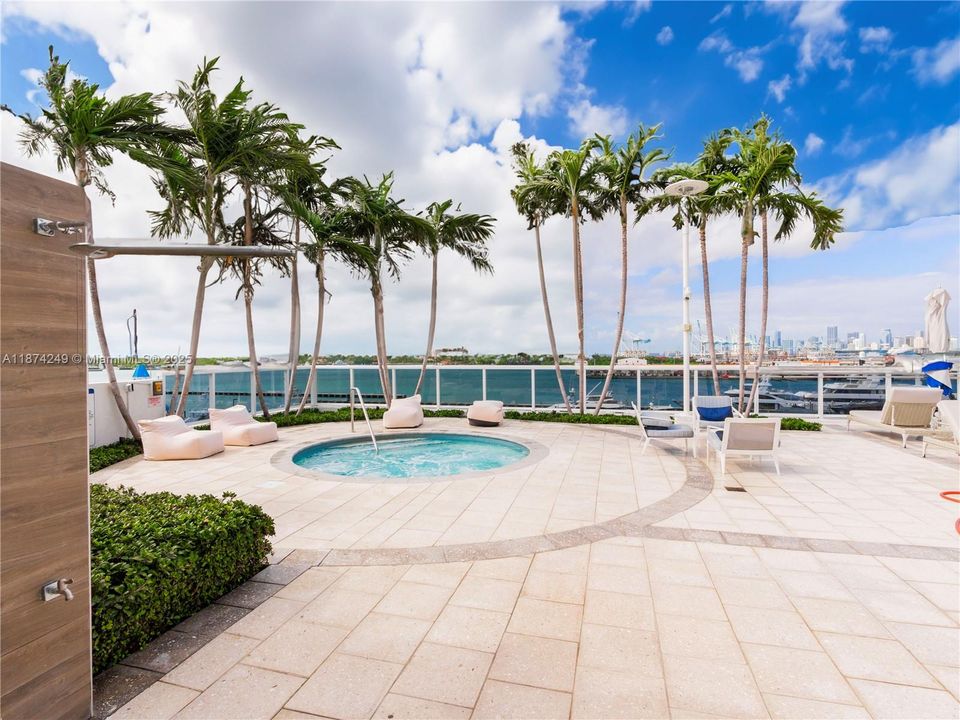 Recently Sold: $2,500,000 (2 beds, 2 baths, 1425 Square Feet)