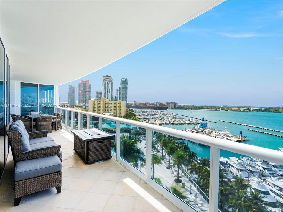 Recently Sold: $2,500,000 (2 beds, 2 baths, 1425 Square Feet)