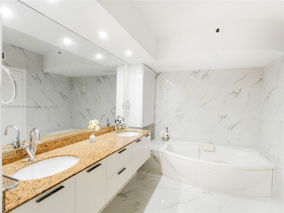 Recently Sold: $2,500,000 (2 beds, 2 baths, 1425 Square Feet)
