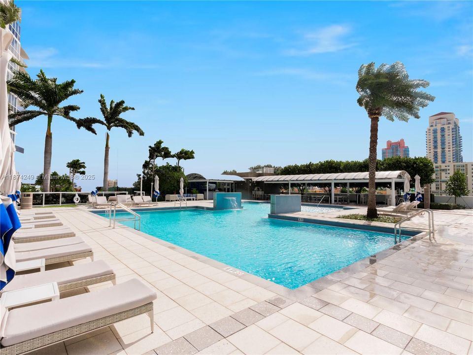 Recently Sold: $2,500,000 (2 beds, 2 baths, 1425 Square Feet)