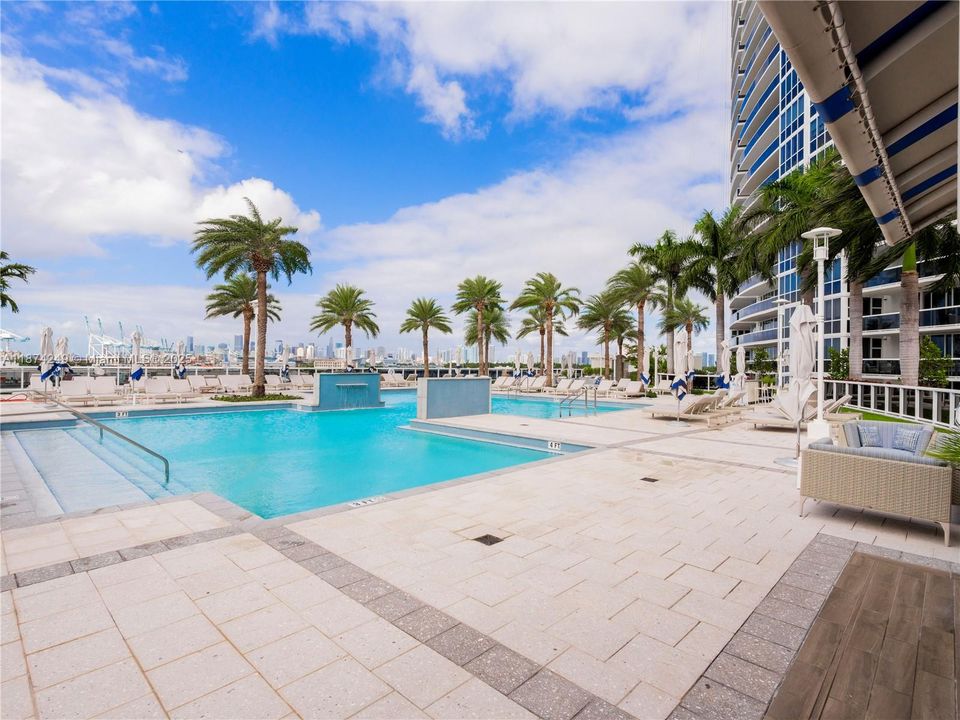 Recently Sold: $2,500,000 (2 beds, 2 baths, 1425 Square Feet)