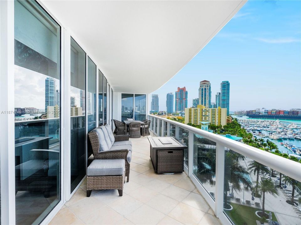 Recently Sold: $2,500,000 (2 beds, 2 baths, 1425 Square Feet)