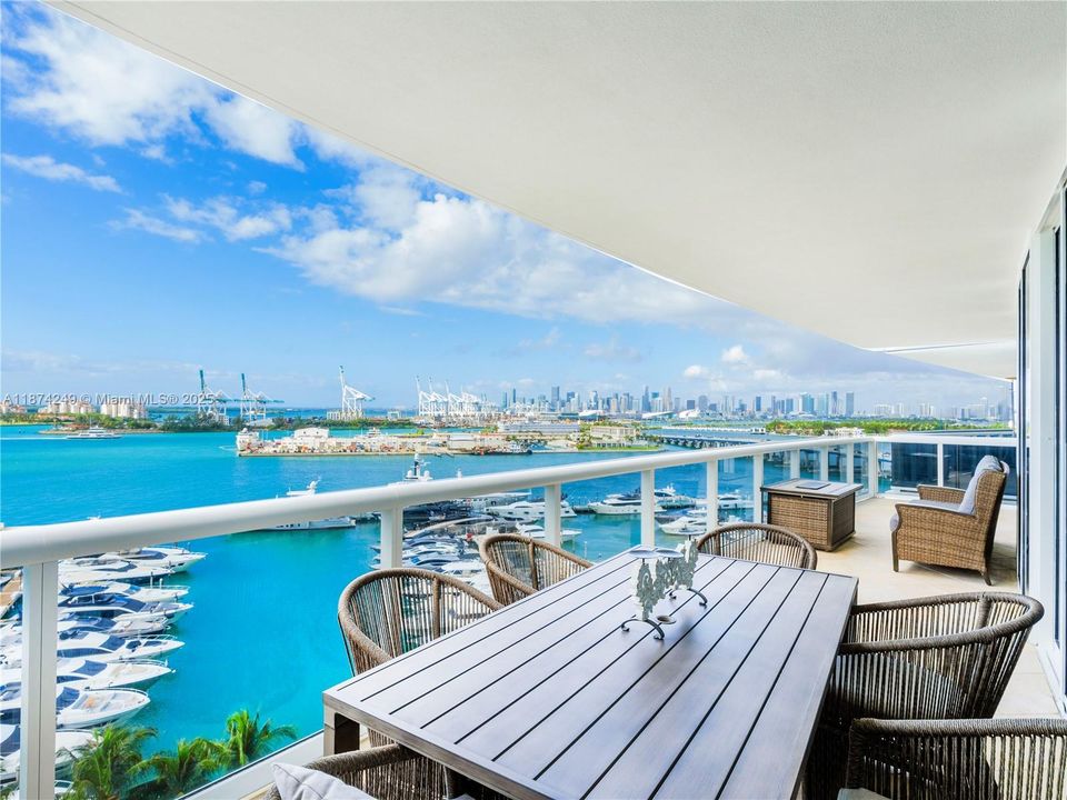 Recently Sold: $2,500,000 (2 beds, 2 baths, 1425 Square Feet)