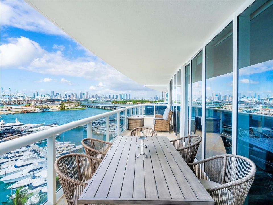 Recently Sold: $2,500,000 (2 beds, 2 baths, 1425 Square Feet)