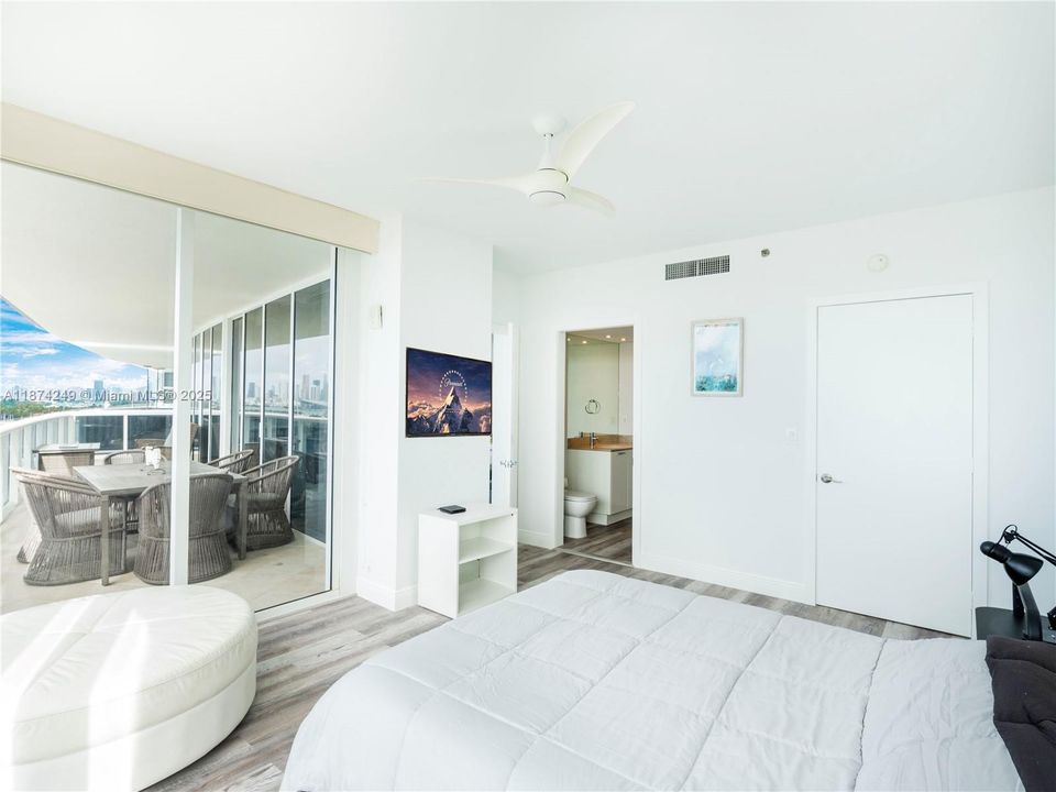 Recently Sold: $2,500,000 (2 beds, 2 baths, 1425 Square Feet)