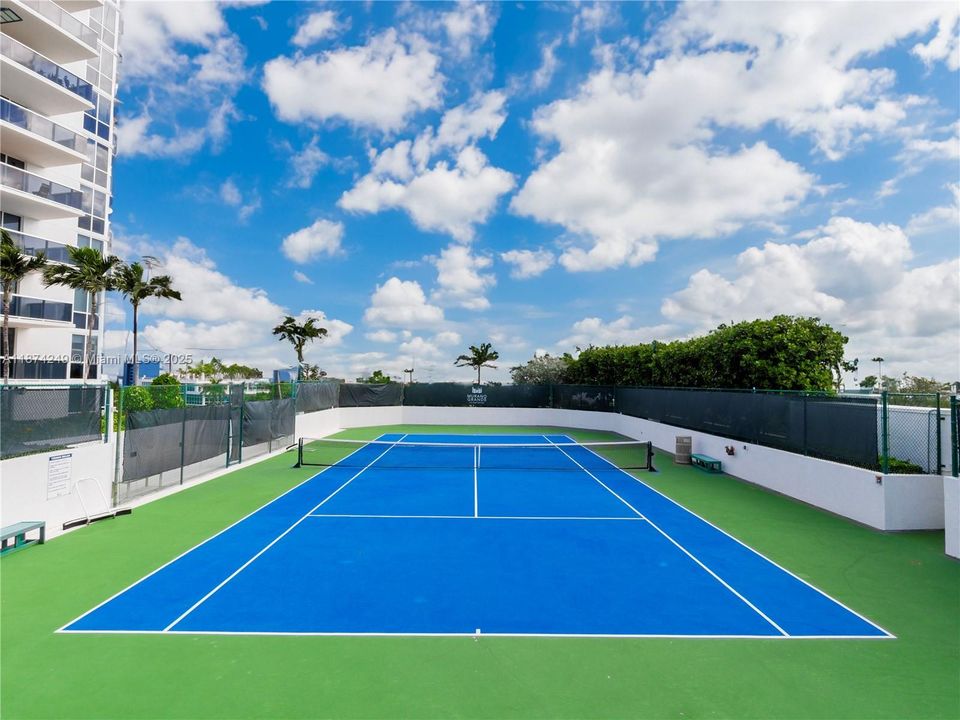 Recently Sold: $2,500,000 (2 beds, 2 baths, 1425 Square Feet)