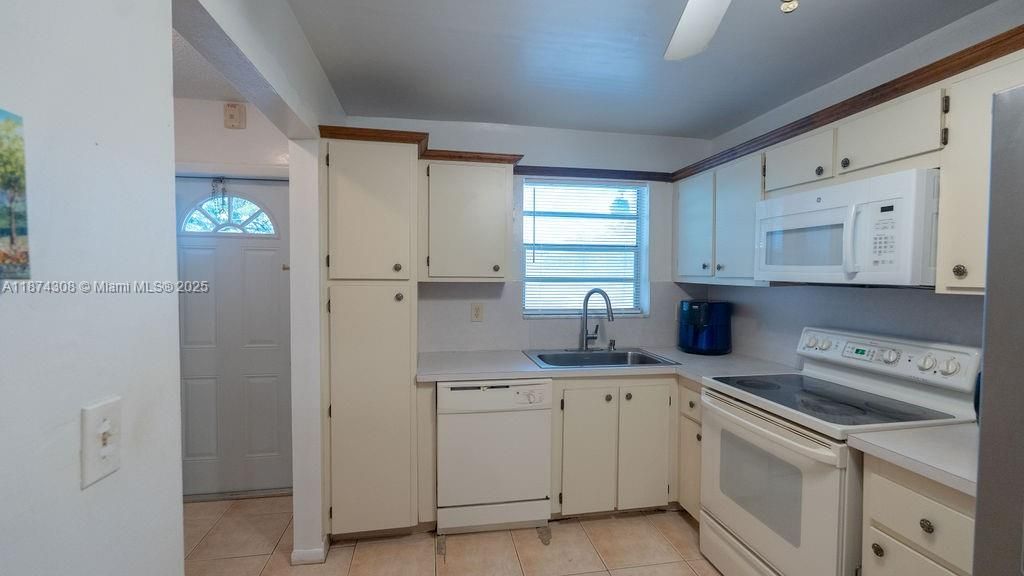 Недавно продано: $100,000 (2 спален, 2 ванн, 960 Квадратных фут)