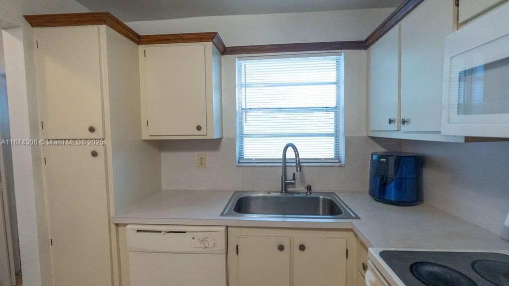 Недавно продано: $100,000 (2 спален, 2 ванн, 960 Квадратных фут)