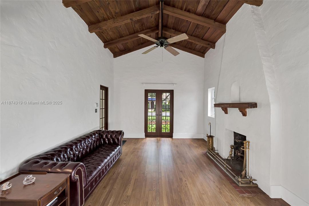 Vendido Recientemente: $1,249,000 (3 camas, 1 baños, 1562 Pies cuadrados)