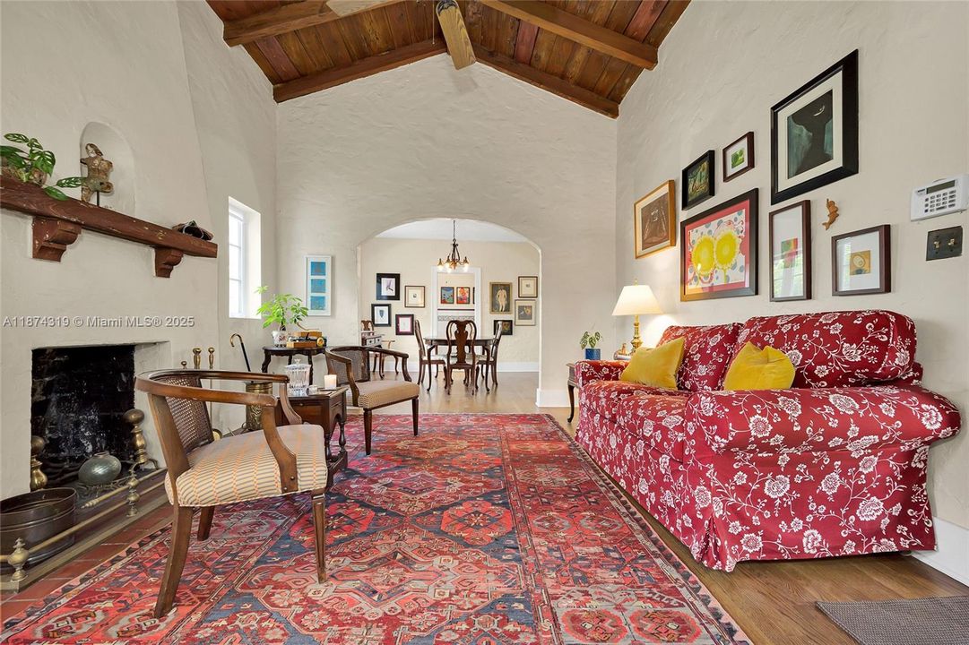 Vendido Recientemente: $1,249,000 (3 camas, 1 baños, 1562 Pies cuadrados)