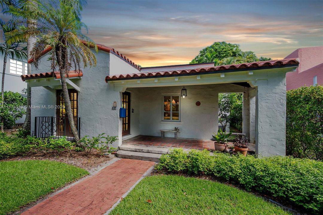 Vendido Recientemente: $1,249,000 (3 camas, 1 baños, 1562 Pies cuadrados)