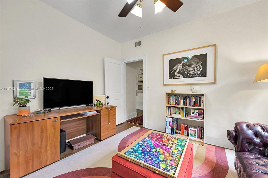 Vendido Recientemente: $1,249,000 (3 camas, 1 baños, 1562 Pies cuadrados)