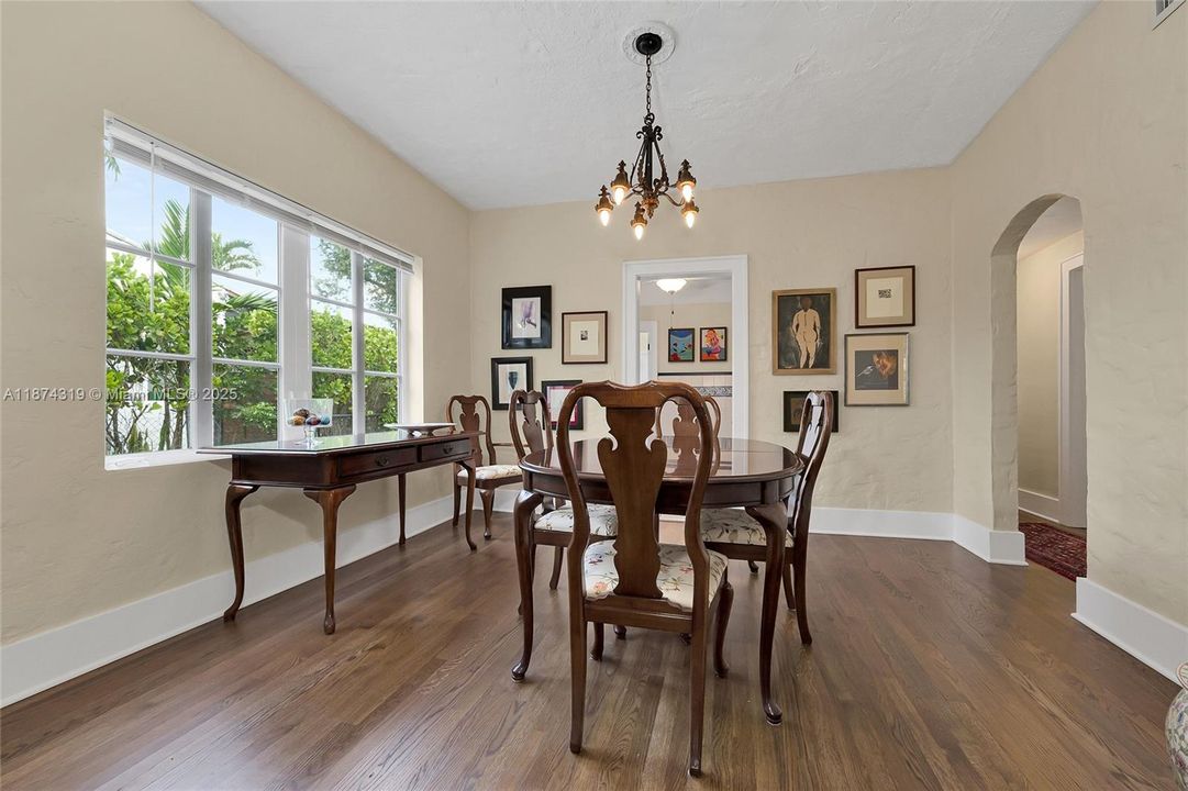 Vendido Recientemente: $1,249,000 (3 camas, 1 baños, 1562 Pies cuadrados)