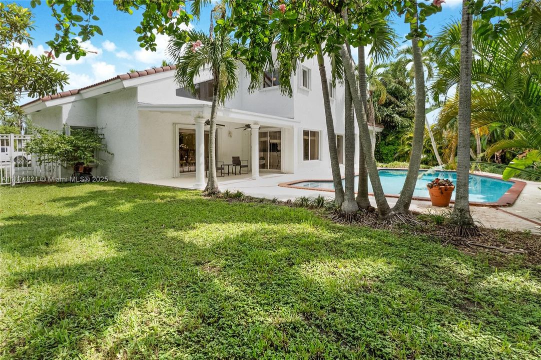 最近售出: $1,799,000 (5 贝兹, 3 浴室, 3145 平方英尺)