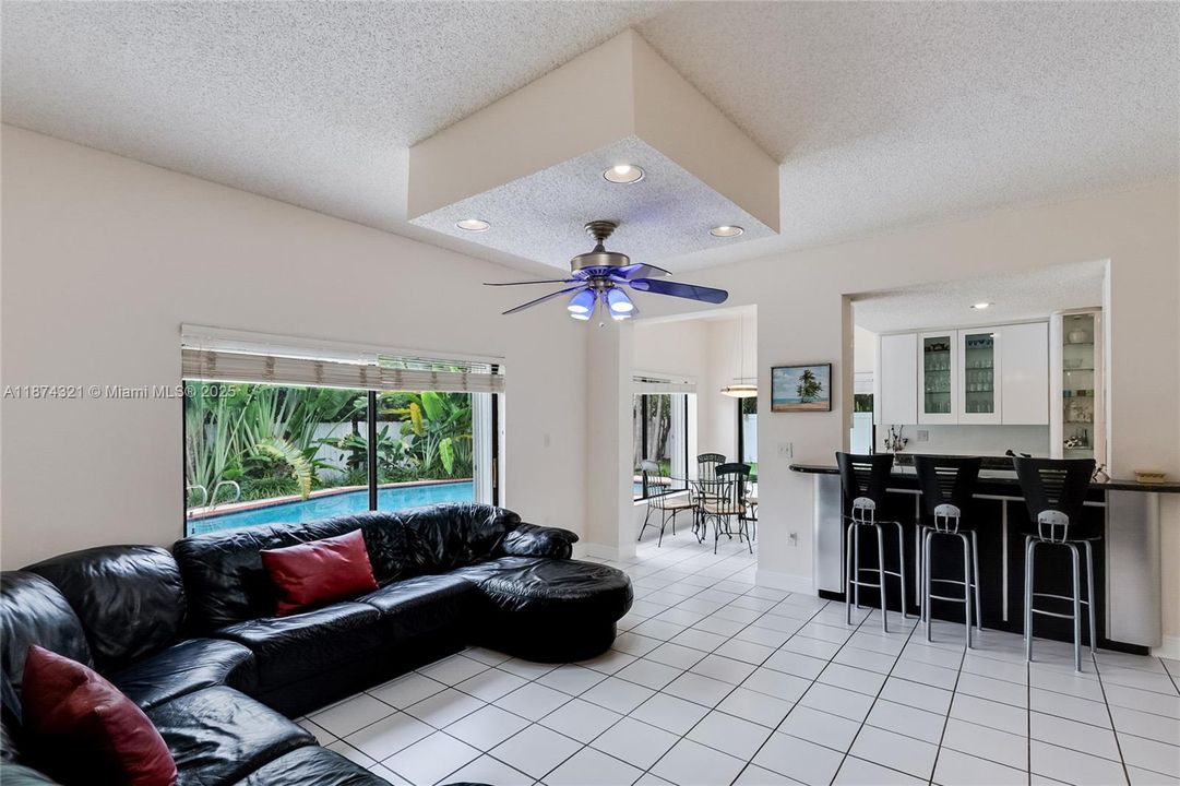 最近售出: $1,799,000 (5 贝兹, 3 浴室, 3145 平方英尺)