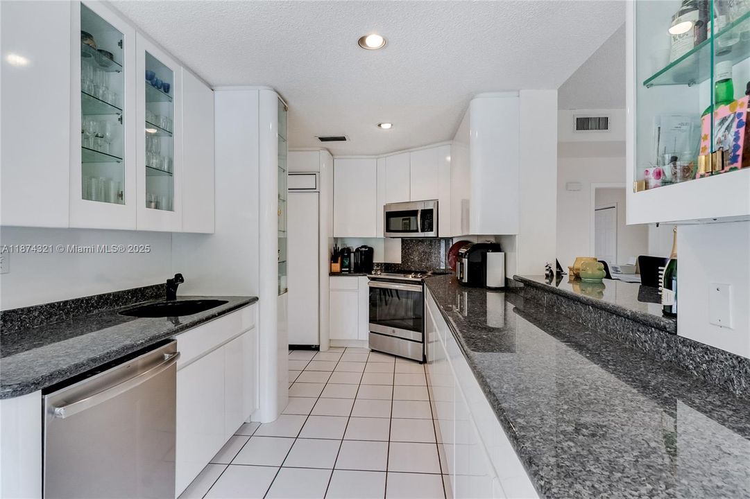 最近售出: $1,799,000 (5 贝兹, 3 浴室, 3145 平方英尺)