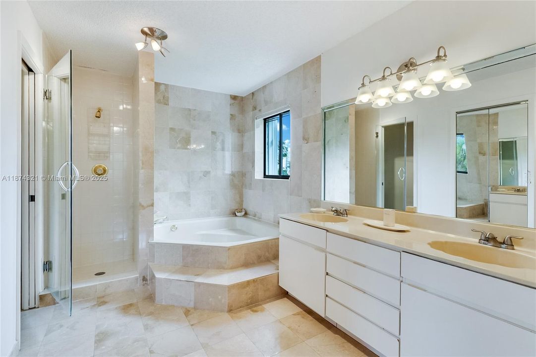 最近售出: $1,799,000 (5 贝兹, 3 浴室, 3145 平方英尺)