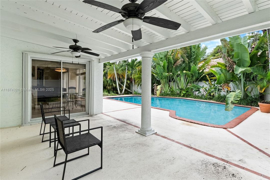 最近售出: $1,799,000 (5 贝兹, 3 浴室, 3145 平方英尺)