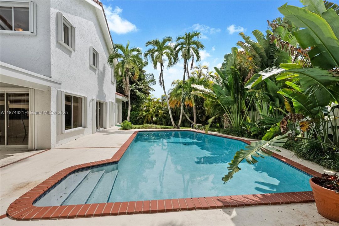 最近售出: $1,799,000 (5 贝兹, 3 浴室, 3145 平方英尺)