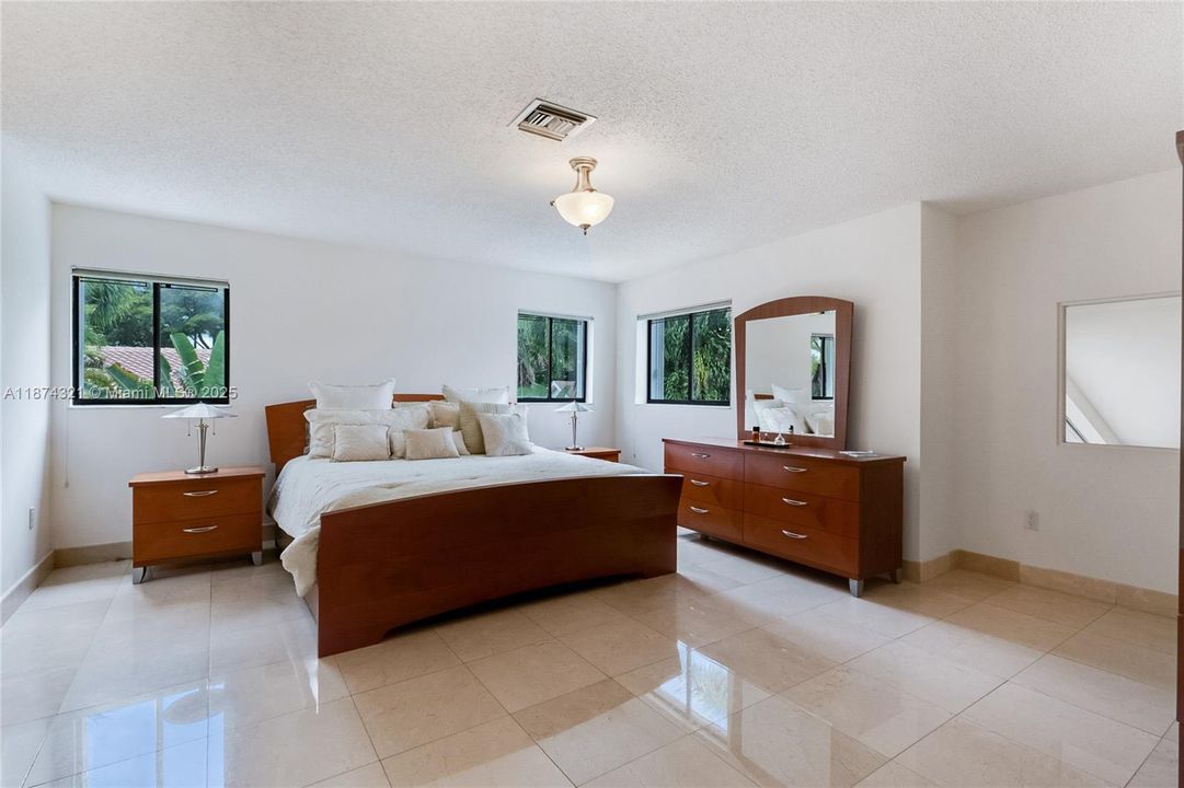 最近售出: $1,799,000 (5 贝兹, 3 浴室, 3145 平方英尺)