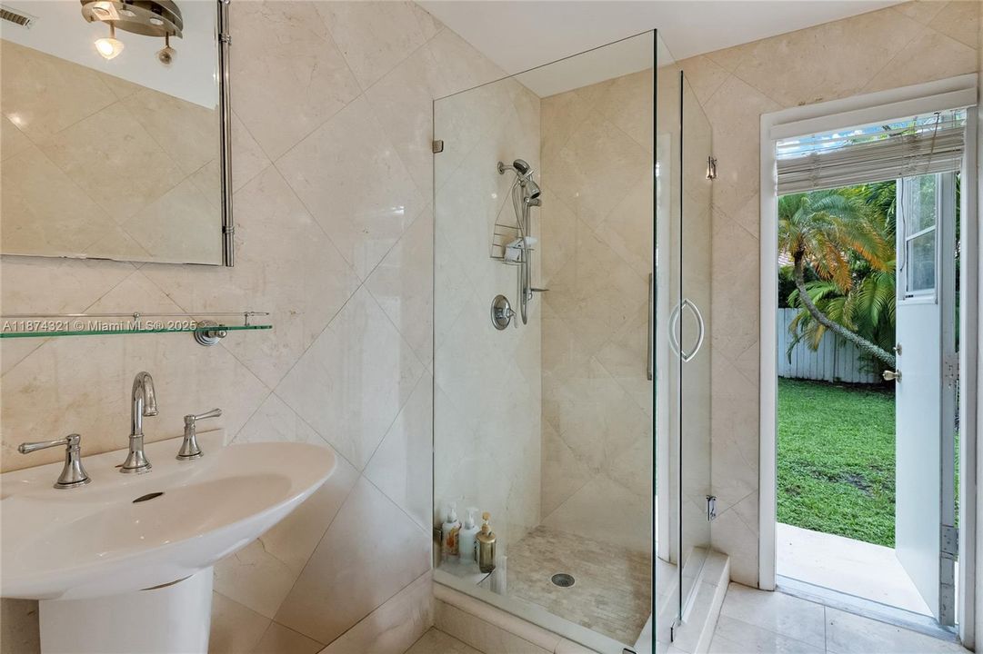 最近售出: $1,799,000 (5 贝兹, 3 浴室, 3145 平方英尺)